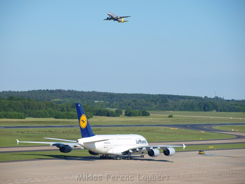 Lufthansa Airbus A 380 zu Besuch Flughafen Koeln Bonn P040.JPG